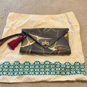 Carlota Leather Clutch Bag in Leaf Pattern